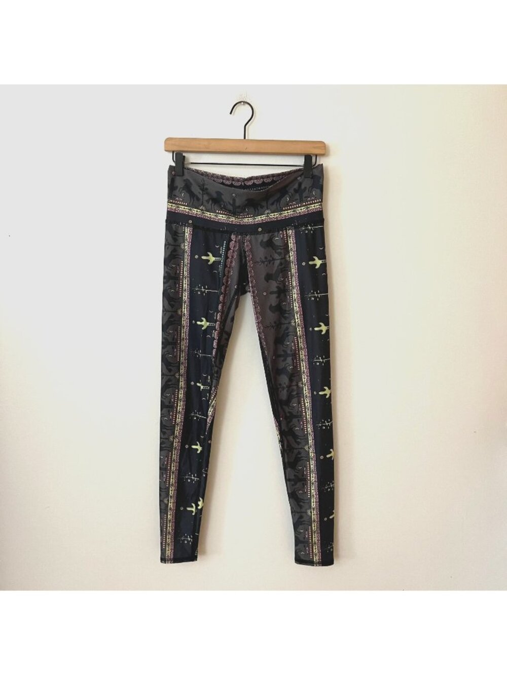 Teeki Wild & Free Cactus Horse Desert Hot Pant Leggings Women's Size Medium